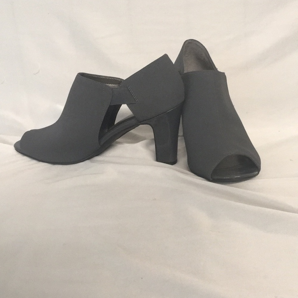 Heeled shoes